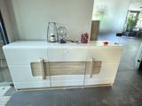 une armoire blanche au milieu d'un salon