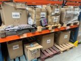 de nombreux cartons sur les étagères de l'entrepôt