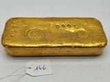 un lingot d'or posé sur un fond blanc, avec une étiquette indiquant son prix
