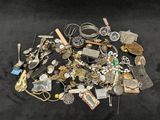 un tas de bijoux variés posés sur une surface noire