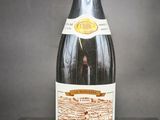 une bouteille de vin posée sur une table
