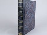 un livre à la couverture bleue avec des bordures dorées sur fond blanc