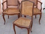trois chaises placées les unes à côté des autres sur un trottoir