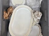 des toilettes blanches dans un bac en plastique, avec beaucoup de papier toilette