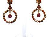 une photo d'une paire de boucles d'oreilles ornées de pierres multicolores