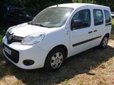 une petite camionnette blanche garée dans l'herbe