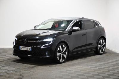 un SUV Volkswagen noir garé dans une pièce au sol carrelé