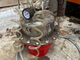 une borne d'incendie rouge sur laquelle est fixée une jauge
