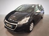 la petite voiture noire est garée dans une grande pièce