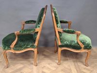 Paire de fauteuils à la Reine en bois mouluré et sculpté, le… (photo 4)