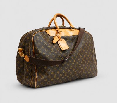 un sac Louis Vuitton muni d'une étiquette