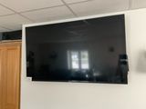 un téléviseur à écran plat fixé au mur d'une pièce