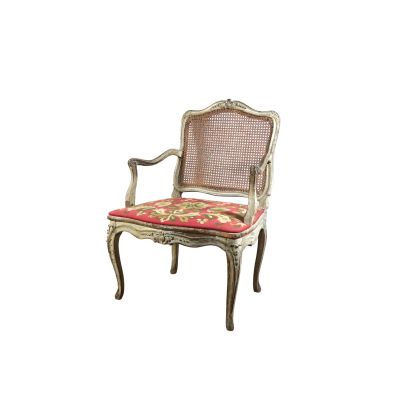 une image représentant une chaise sur laquelle est posé un coussin rouge