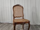 une image représentant une chaise en bois avec une assise en osier