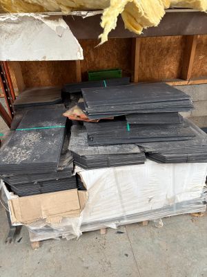 Important stock de tuiles mécaniques en mauvais état (enviro…