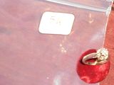une pomme rouge sur laquelle est posé une bague en diamant