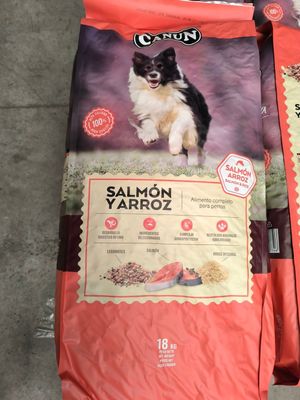 deux sacs de saumon et de yarroz par terre