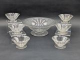six bols en verre transparent et un bol posé sur un socle