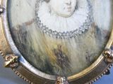 une photo d'une femme en robe blanche dans un cadre doré