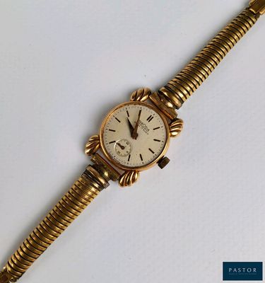 une image d'une montre-bracelet en or avec des chiffres romains