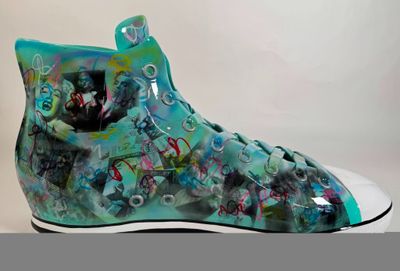 une photo d'une paire de chaussures sur laquelle figure une image