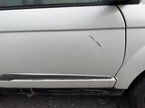 une voiture blanche qui a une bosse sur le côté