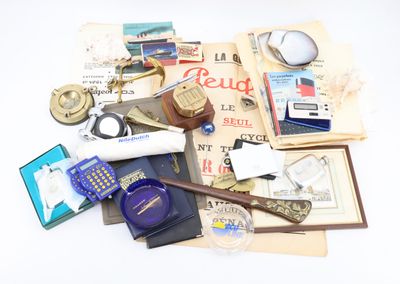 une pile d'objets assortis sur une table