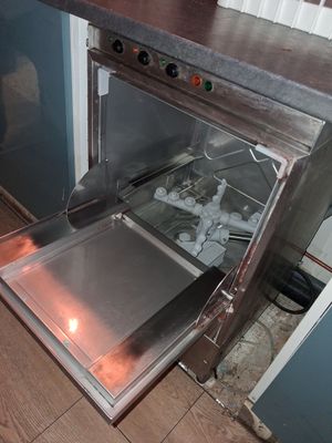 un four ouvert, posé à même le sol dans la cuisine