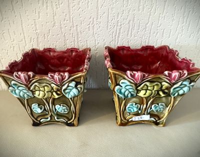 deux vases posés sur une table
