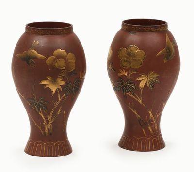 deux vases marron ornés d'oiseaux et de fleurs sur un fond blanc