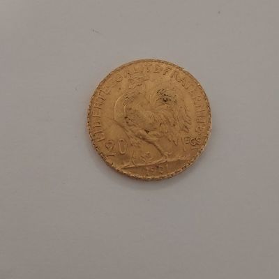 une image d'une pièce d'or sur une surface blanche