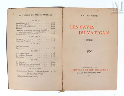 un livre ouvert, sur lequel figurent des inscriptions en rouge, posé sur une surface blanche