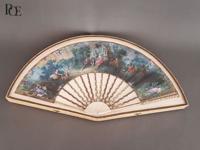 un ventilateur avec un tableau accroché au mur