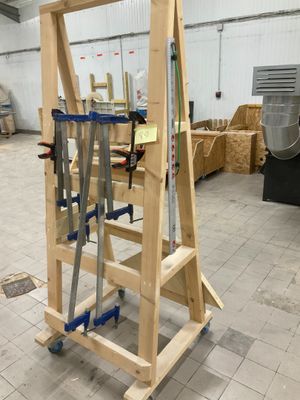 une photo d'un établi dans un bâtiment, sur lequel sont posés des outils