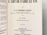 un livre ouvert posé sur un support métallique