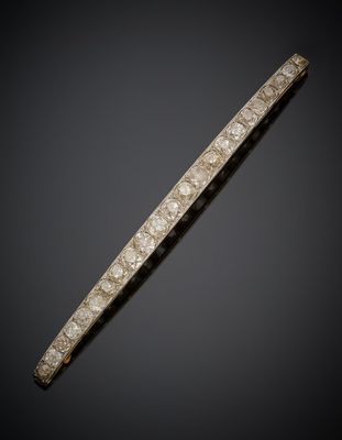 une broche en forme de barre de diamants sur fond noir