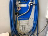 un tuyau bleu raccordé à un chauffe-eau bleu
