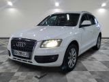 Le SUV Audi blanc est garé dans une grande pièce.