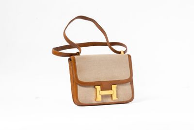 sac à main beige et marron avec un « H » doré sur le devant
