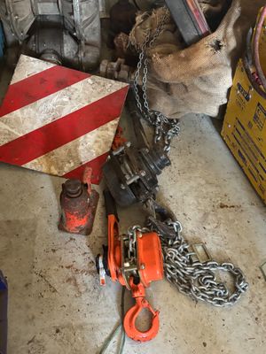 un chien assis par terre, enchaîné