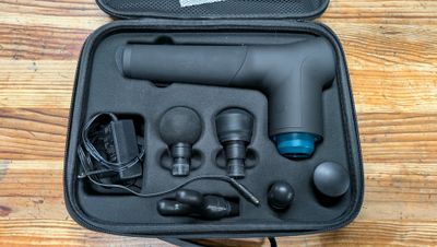 une valise noire contenant un sèche-cheveux et d'autres objets
