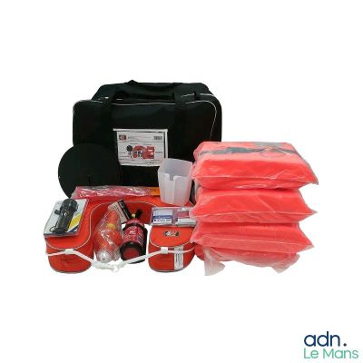 une image montrant un sac contenant des fournitures d'urgence posé sur une surface blanche