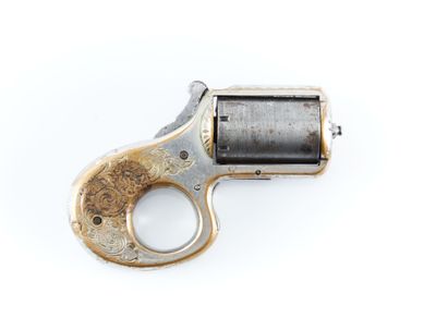 un gros plan d'un revolver posé sur une surface blanche, avec un fond blanc