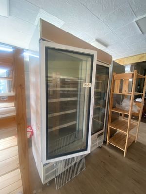 un réfrigérateur au milieu d'une pièce en cours de rénovation