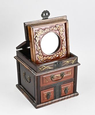une petite boîte en bois surmontée d'un miroir