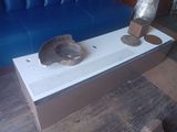 une table sur laquelle se trouvent un bol et un vase
