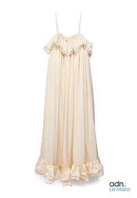 robe beige avec des volants et de la dentelle au bas de la robe