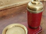 un distributeur de savon et une assiette posés sur une table