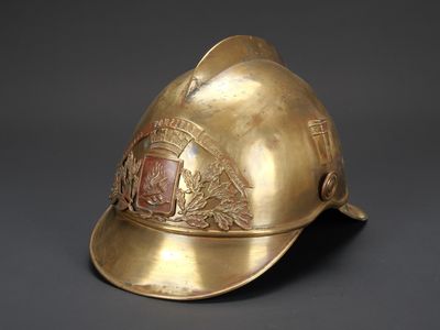 casque de pompier en laiton avec écusson et insigne sur le côté