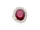 une bague à rubis et diamants